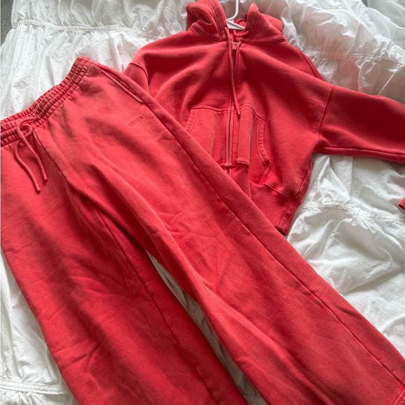 Aritzia Sun Faded Cherry Red set - Picture 2 of 2